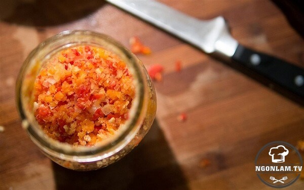 Cách làm muối ớt hột rang ngon tuyệt để chấm hoa quả tại nhà