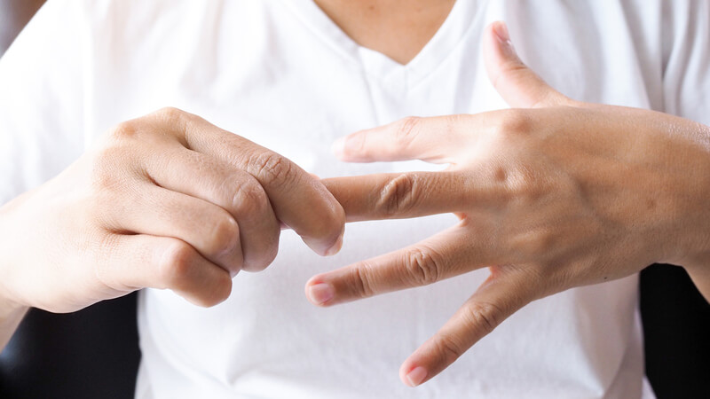 Bài tập kéo ngón tay để chữa bệnh tê tay