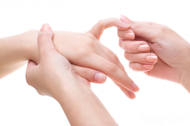 Massage cả ngón tay và chân cho người bệnh
