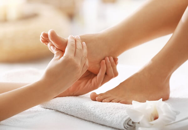 Massage chân tay các khớp chi