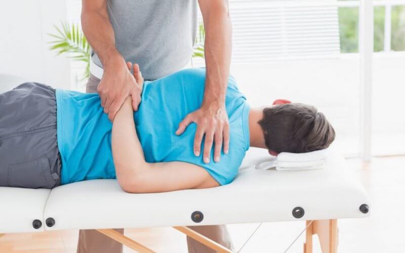 Massage phần bị liệt của người bệnh