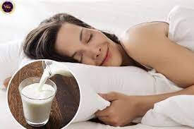 uống sữa giúp bạn ngủ ngon hơn